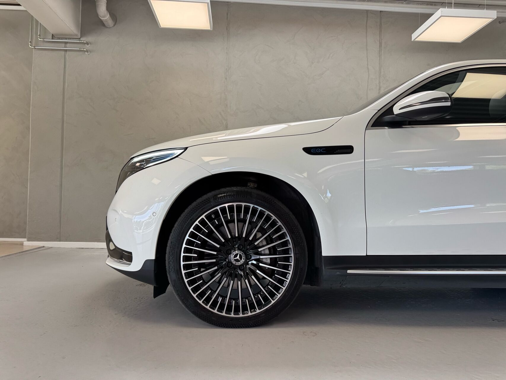 Hvid Mercedes EQC 400 fra 2023