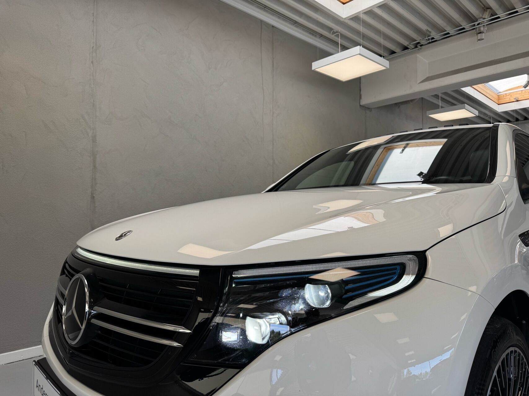 Hvid Mercedes EQC 400 fra 2023