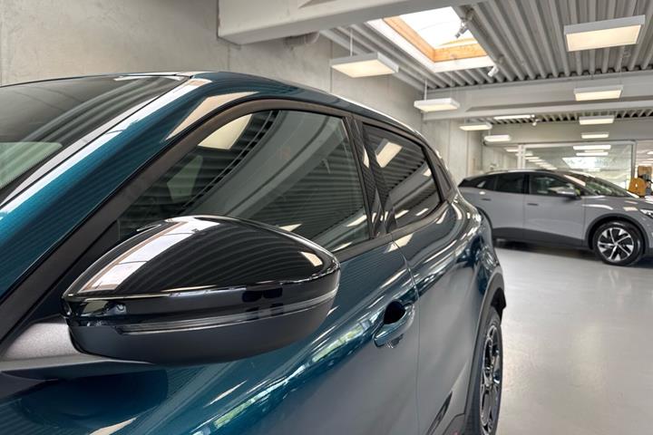 Blå Alfa Romeo Junior fra 2024