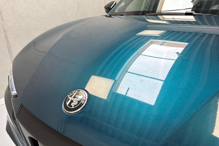 Blå Alfa Romeo Junior fra 2024