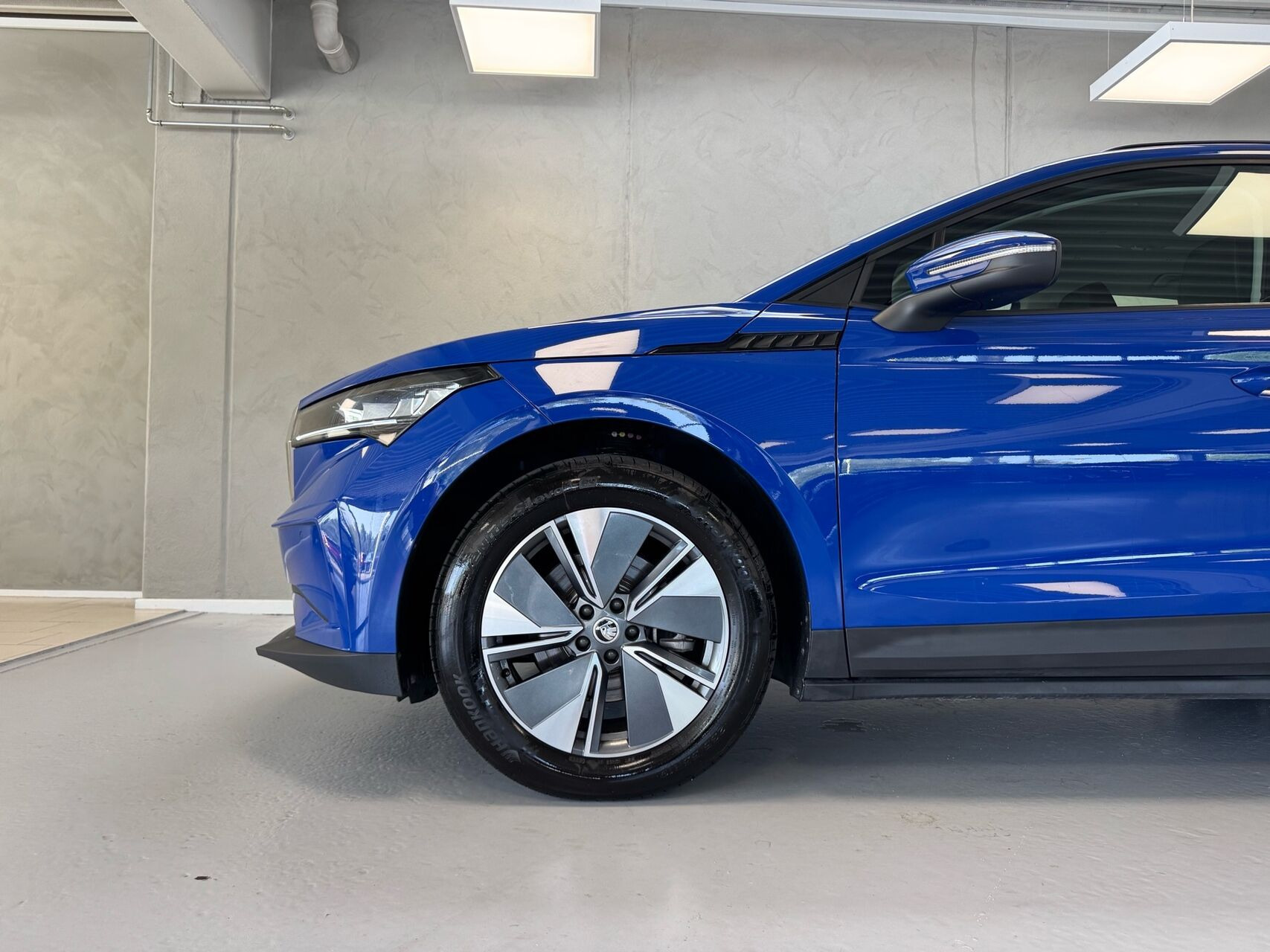Blå Skoda Enyaq fra 2024