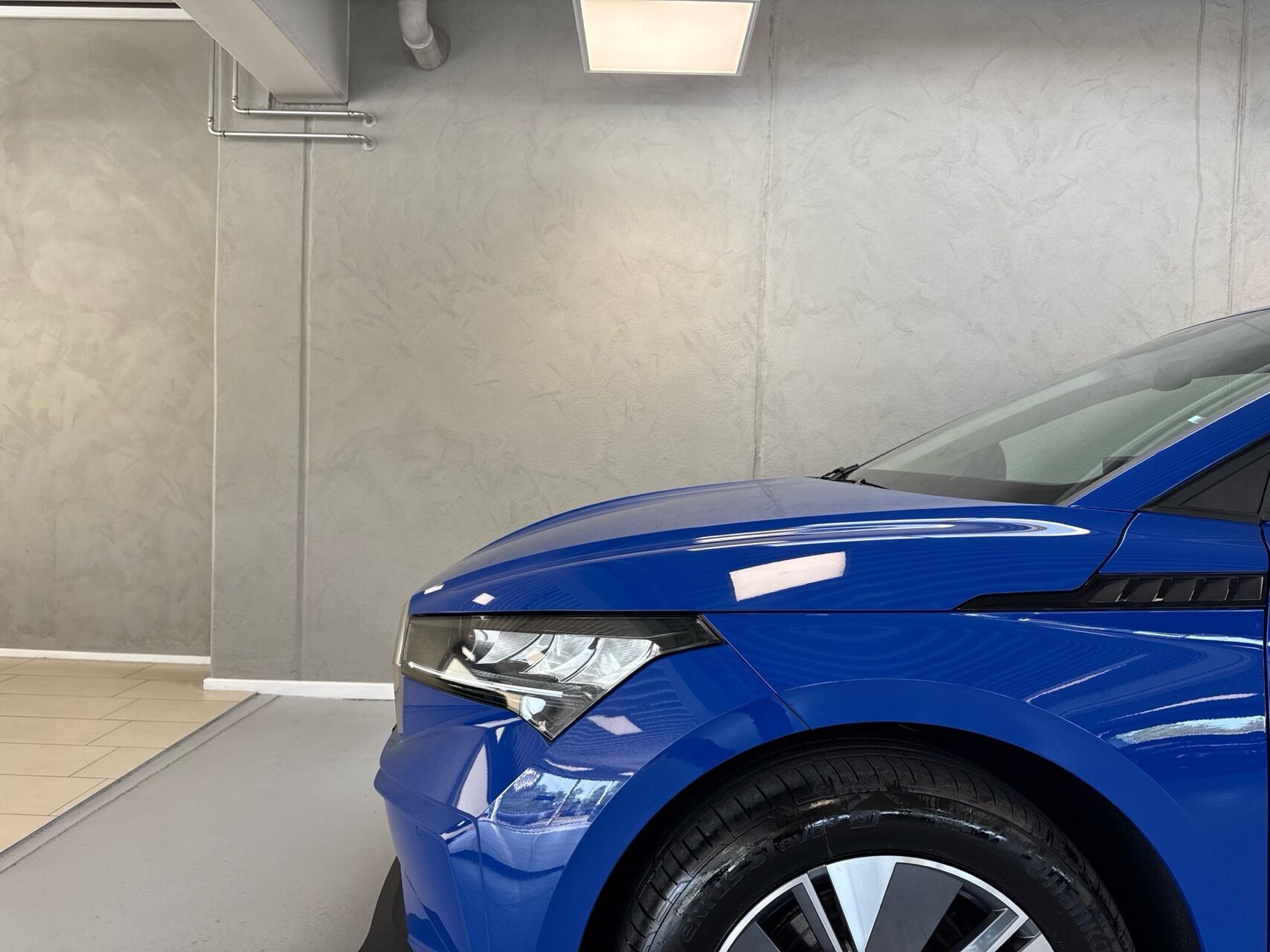 Blå Skoda Enyaq fra 2024