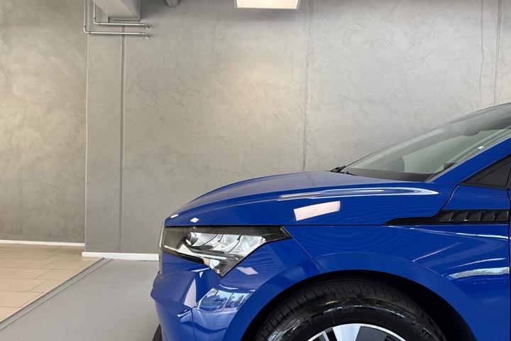 Blå Skoda Enyaq fra 2024