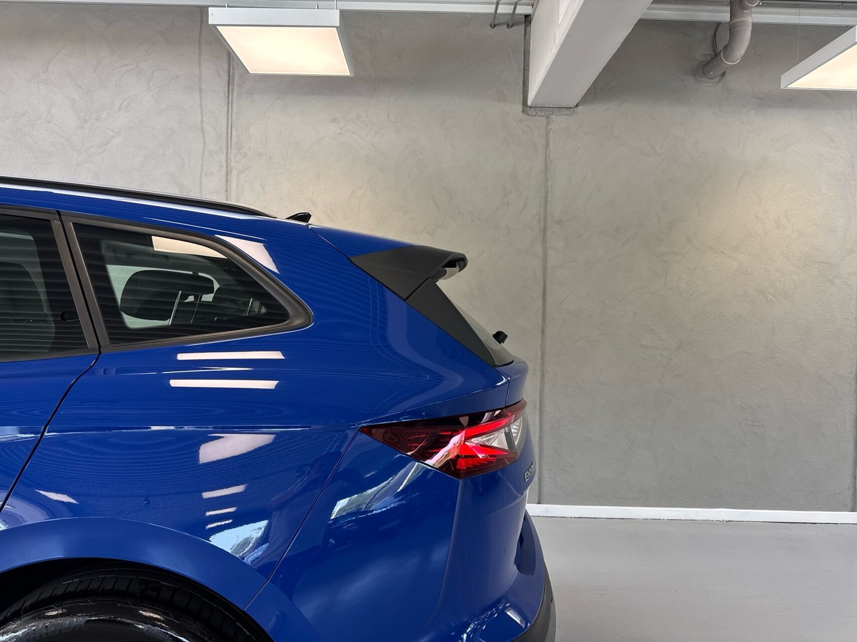 Blå Skoda Enyaq fra 2024