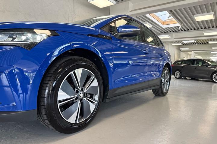 Blå Skoda Enyaq fra 2024