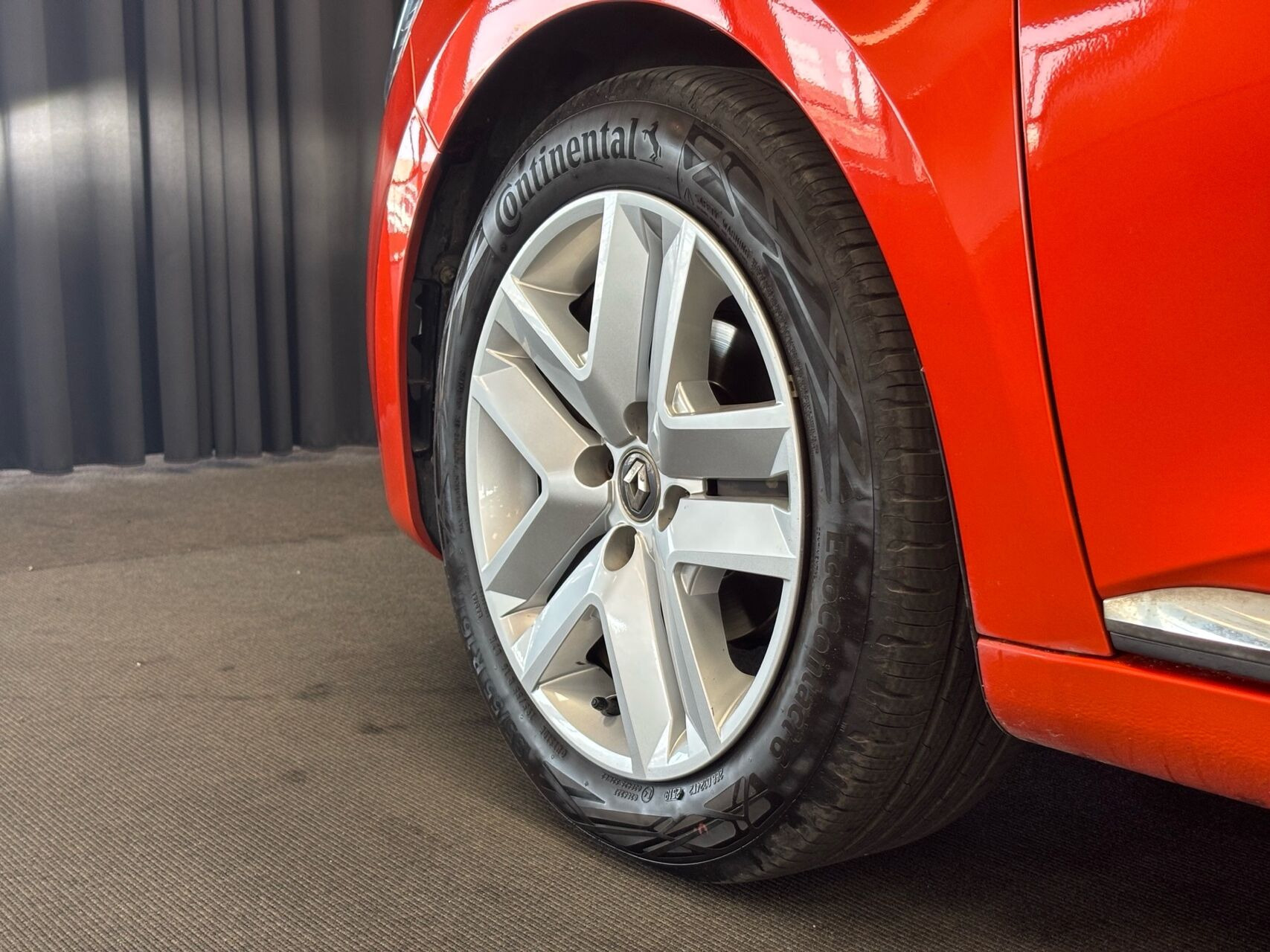 Orange Renault Clio fra 2019