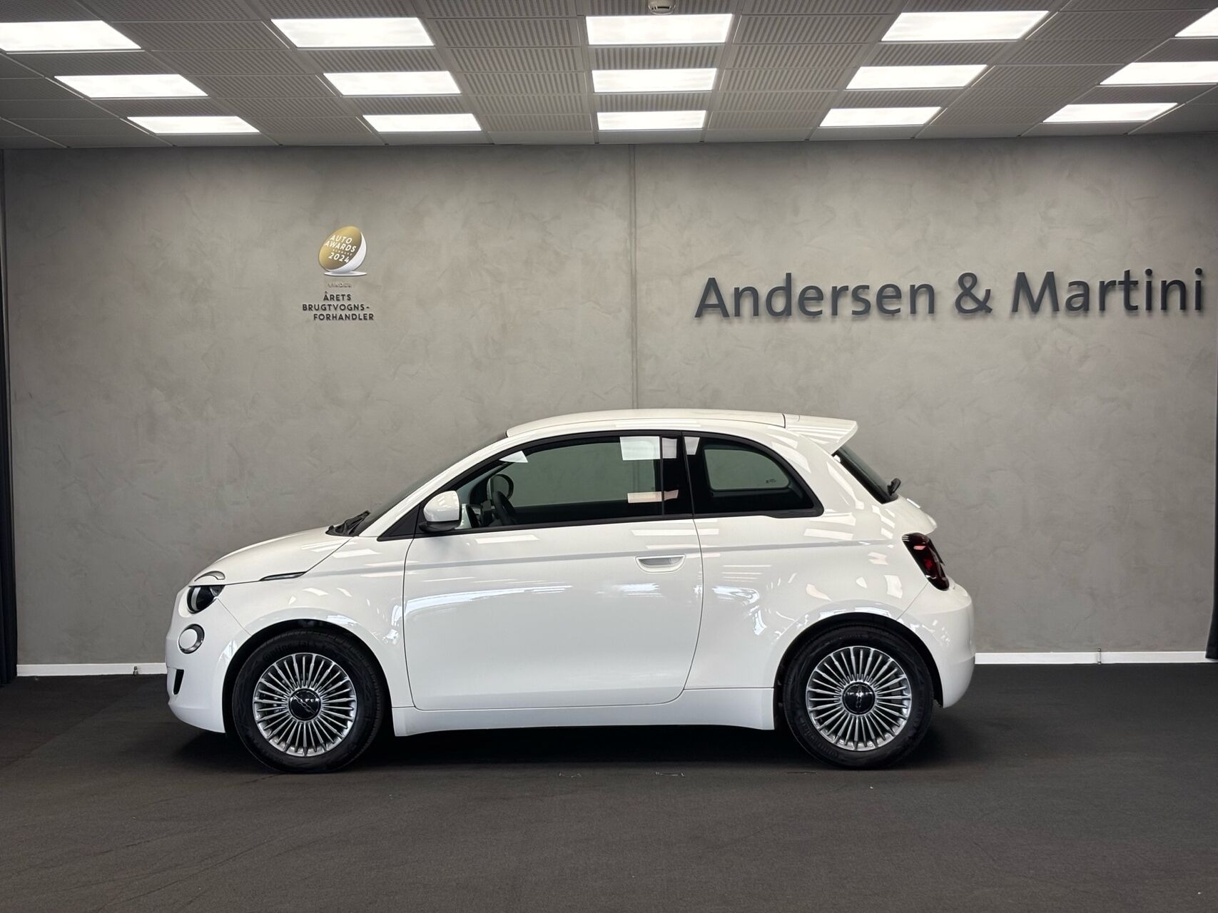Grå Fiat 500e fra 2023