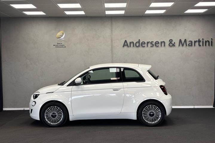 Grå Fiat 500e fra 2023