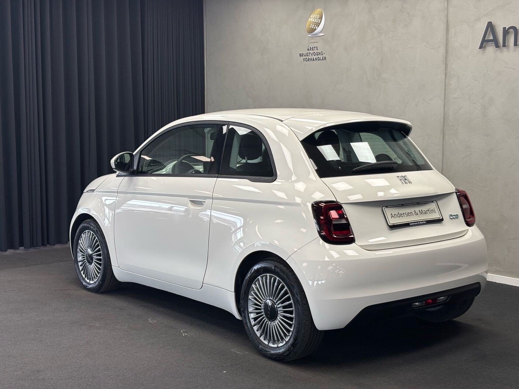 Grå Fiat 500e fra 2023