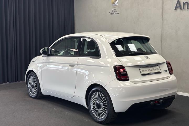 Grå Fiat 500e fra 2023
