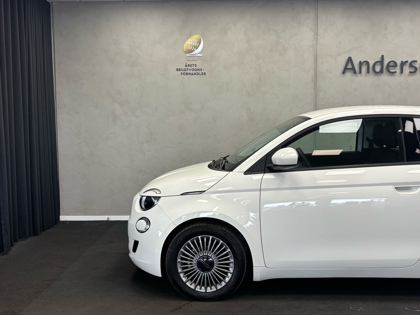 Grå Fiat 500e fra 2023