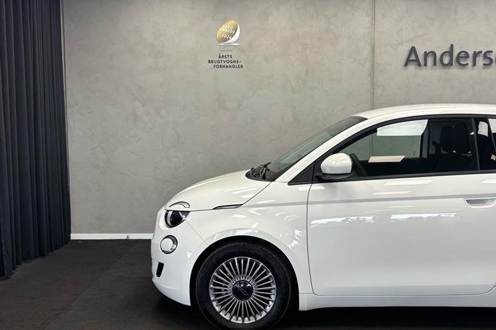 Grå Fiat 500e fra 2023