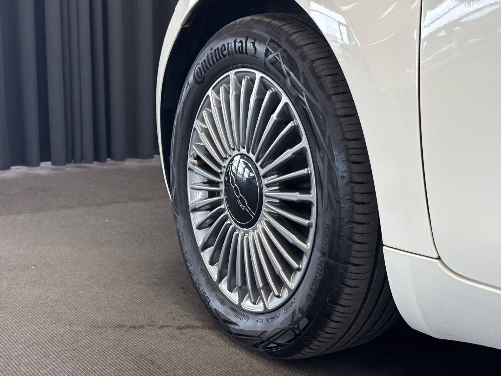 Grå Fiat 500e fra 2023