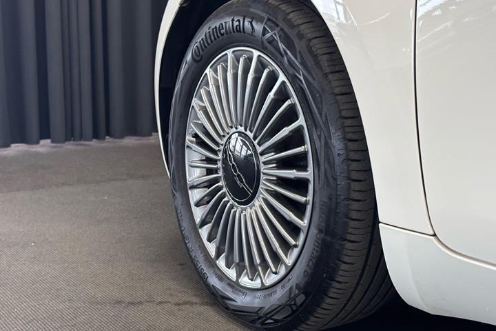 Grå Fiat 500e fra 2023