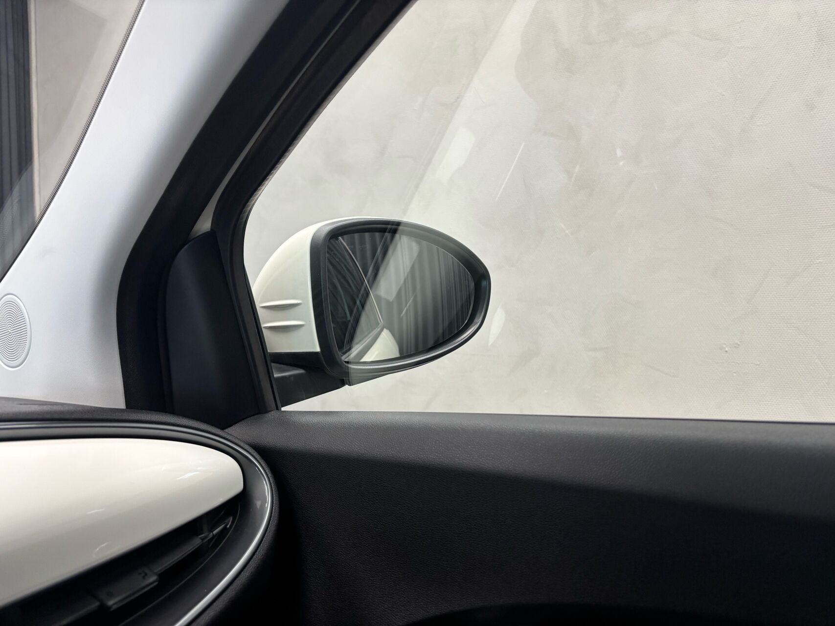 Grå Fiat 500e fra 2023