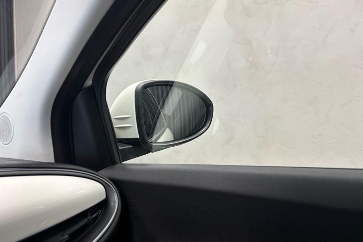 Grå Fiat 500e fra 2023