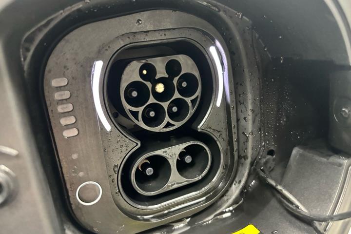 Grå Fiat 500e fra 2023