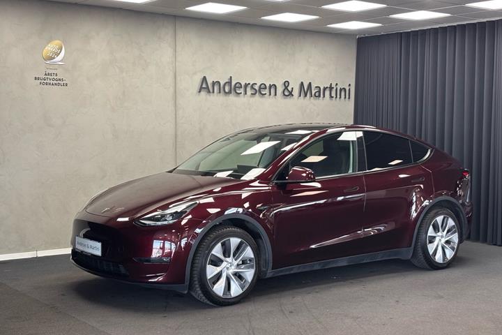 Rød Tesla Model Y fra 2023