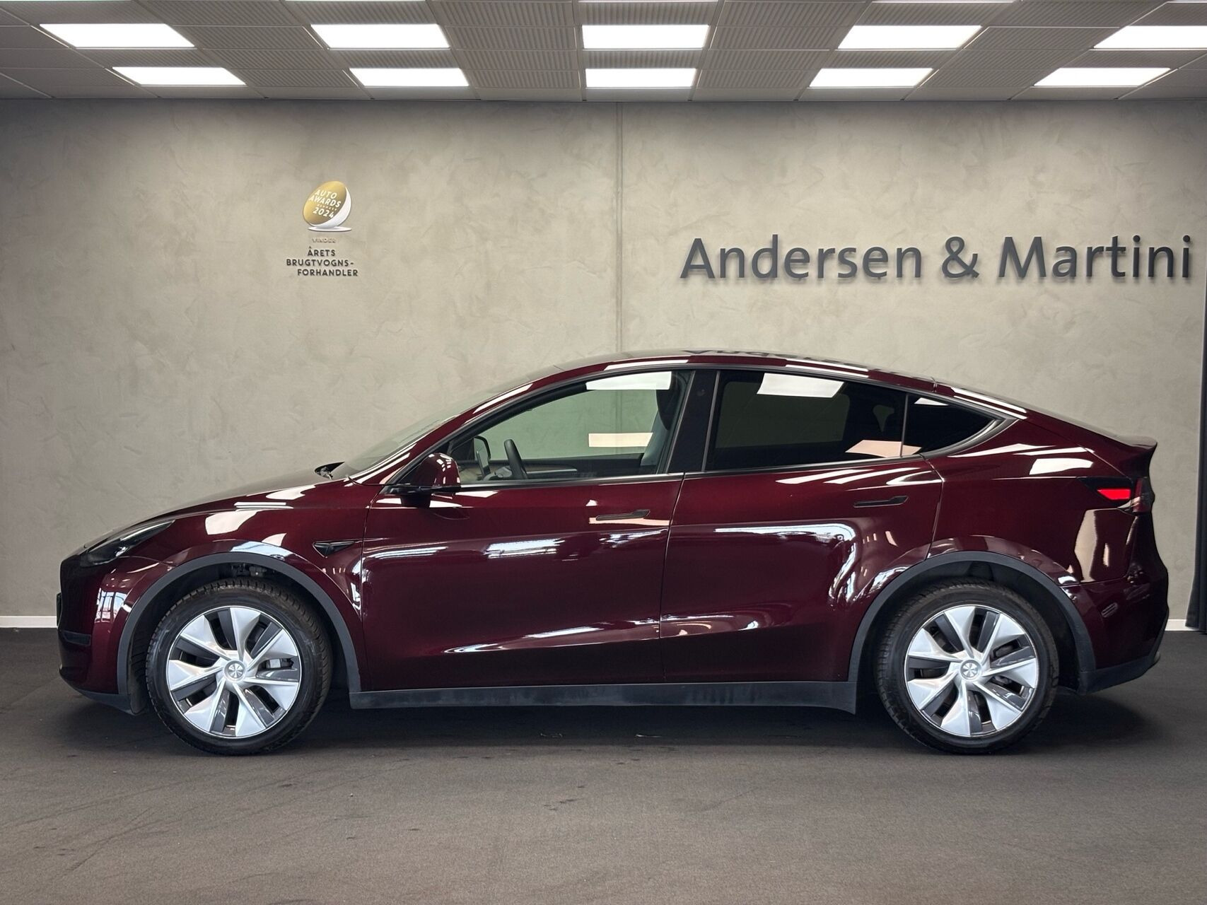 Rød Tesla Model Y fra 2023
