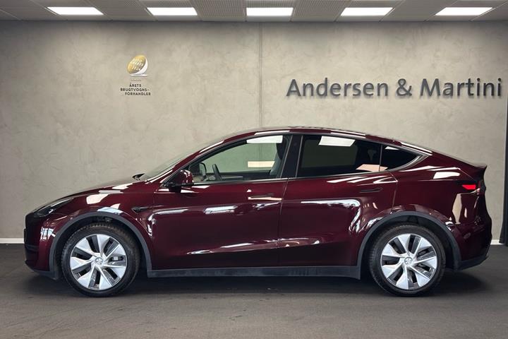 Rød Tesla Model Y fra 2023