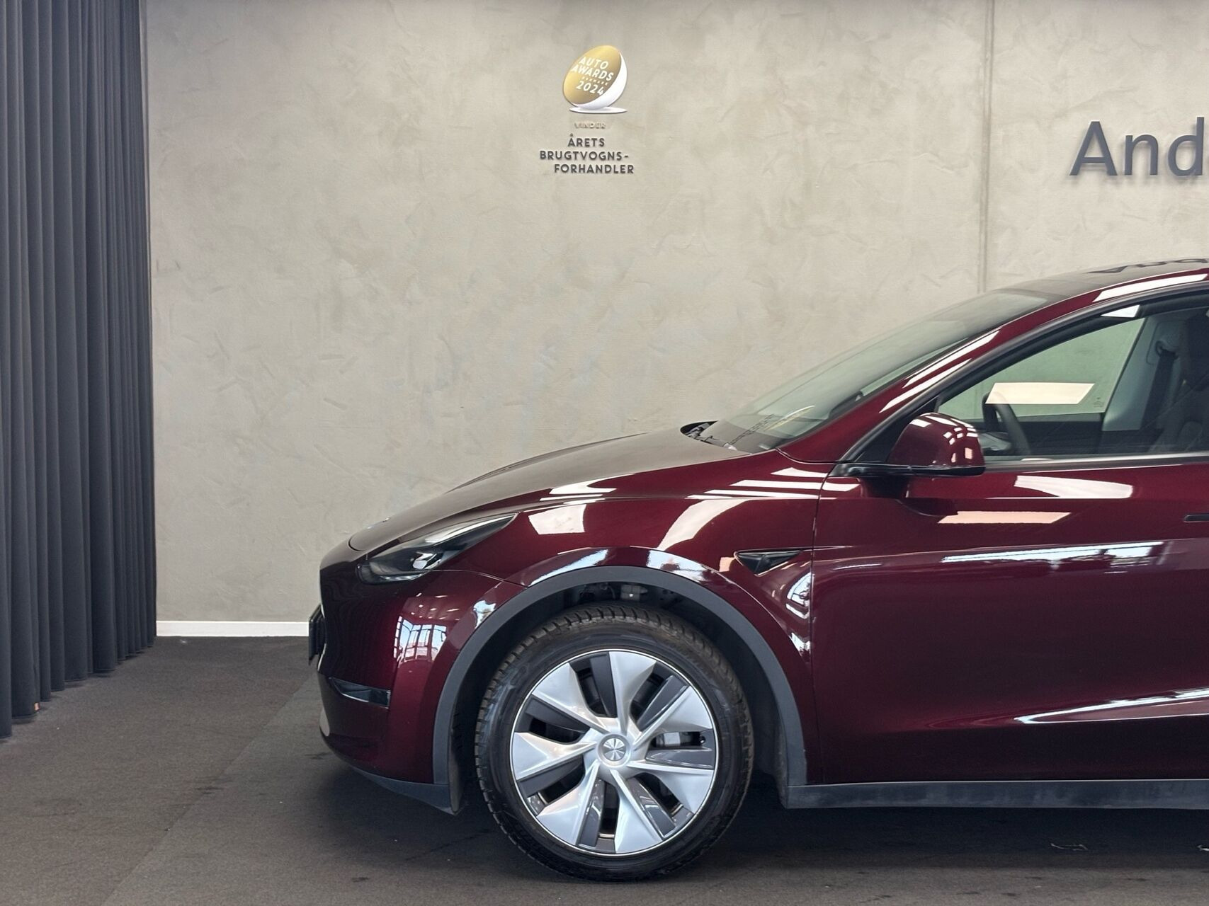 Rød Tesla Model Y fra 2023