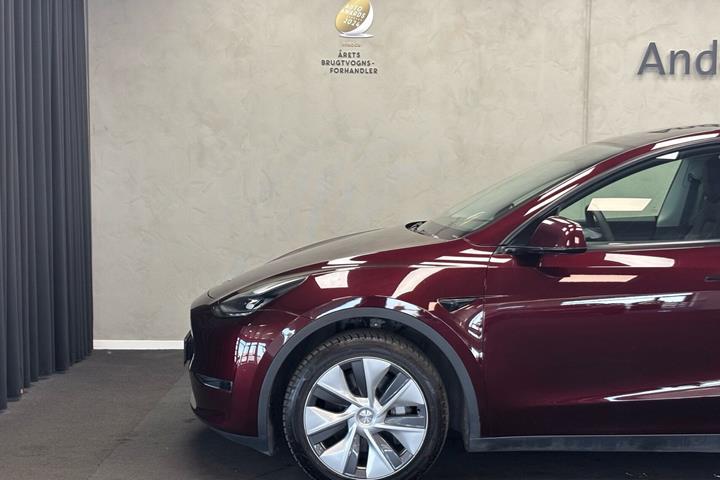 Rød Tesla Model Y fra 2023