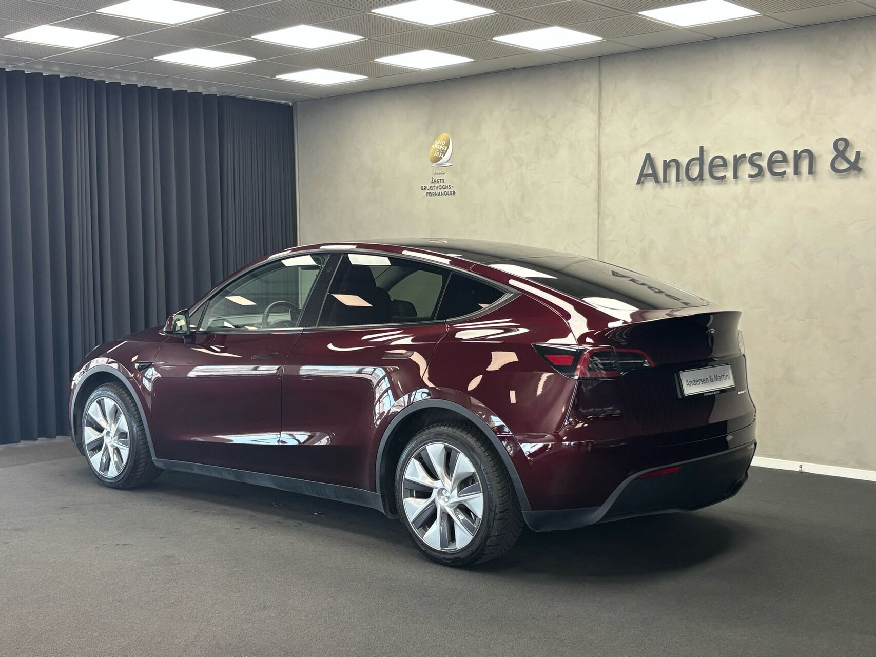 Rød Tesla Model Y fra 2023
