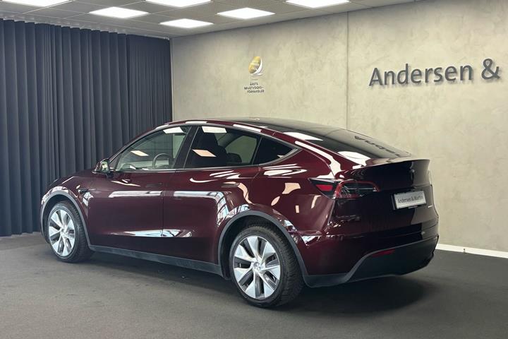 Rød Tesla Model Y fra 2023