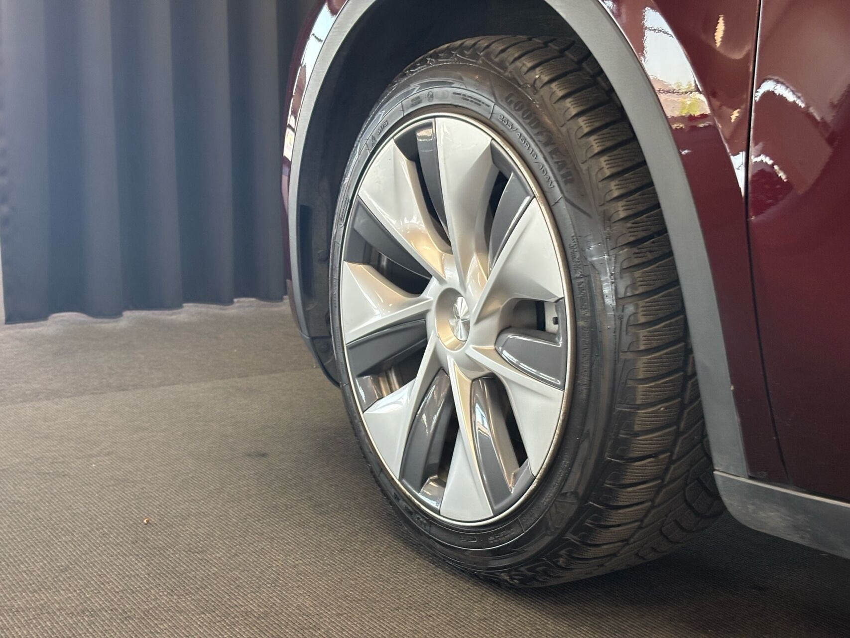 Rød Tesla Model Y fra 2023