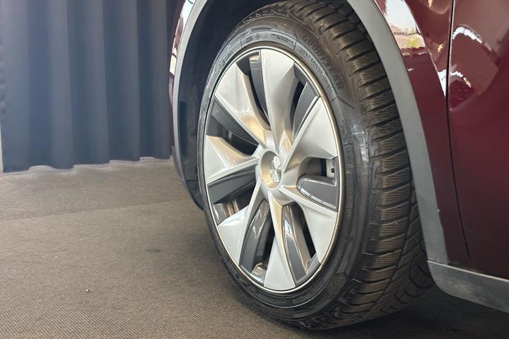 Rød Tesla Model Y fra 2023