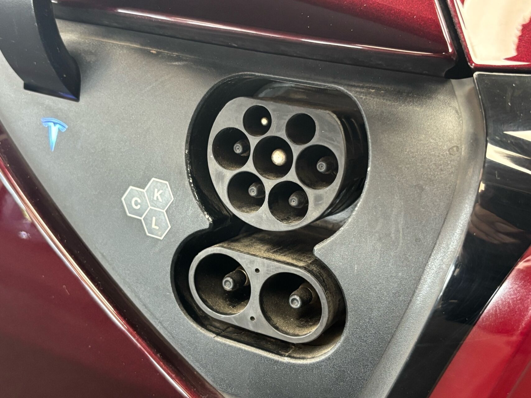 Rød Tesla Model Y fra 2023