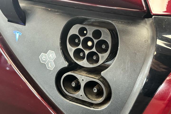 Rød Tesla Model Y fra 2023