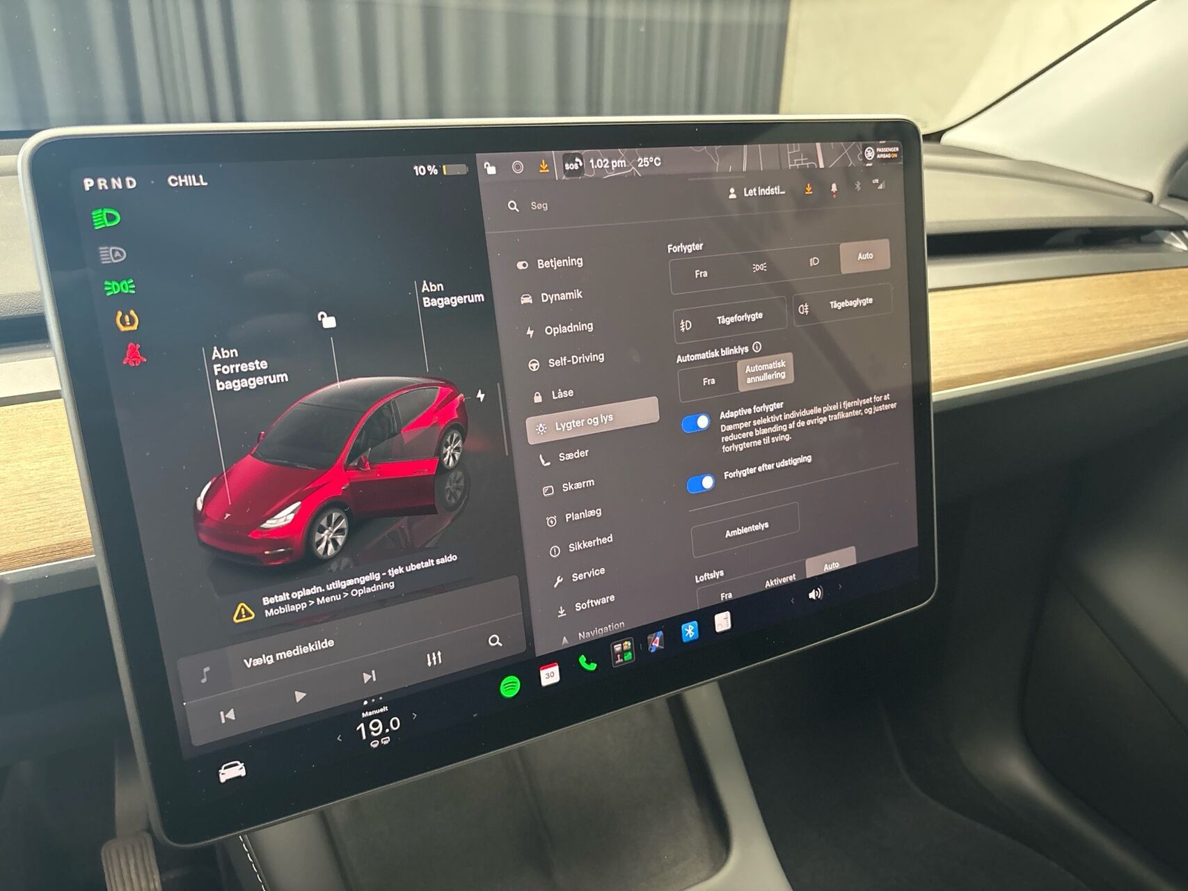 Rød Tesla Model Y fra 2023