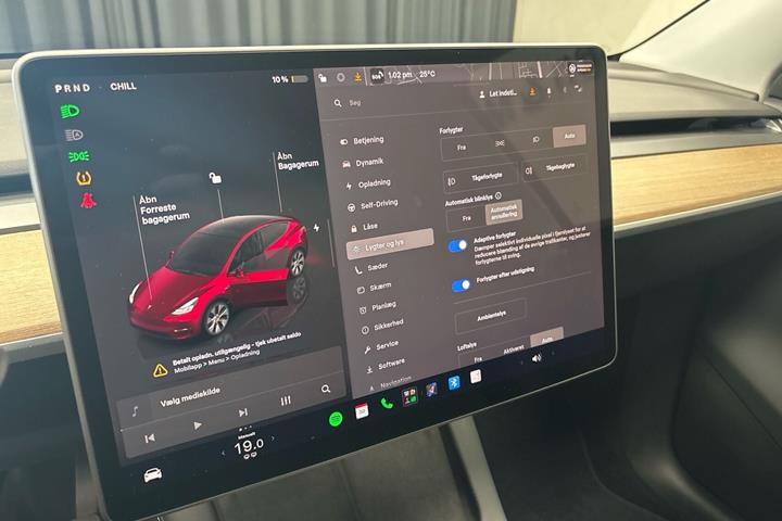 Rød Tesla Model Y fra 2023