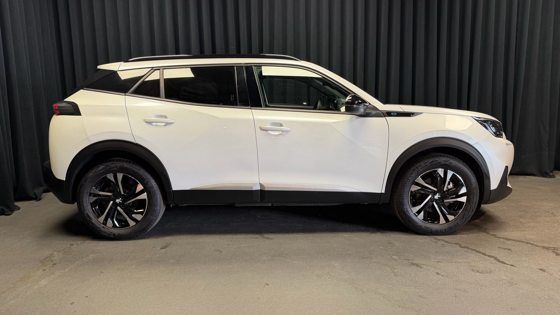 Hvid Peugeot e-2008 fra 2023