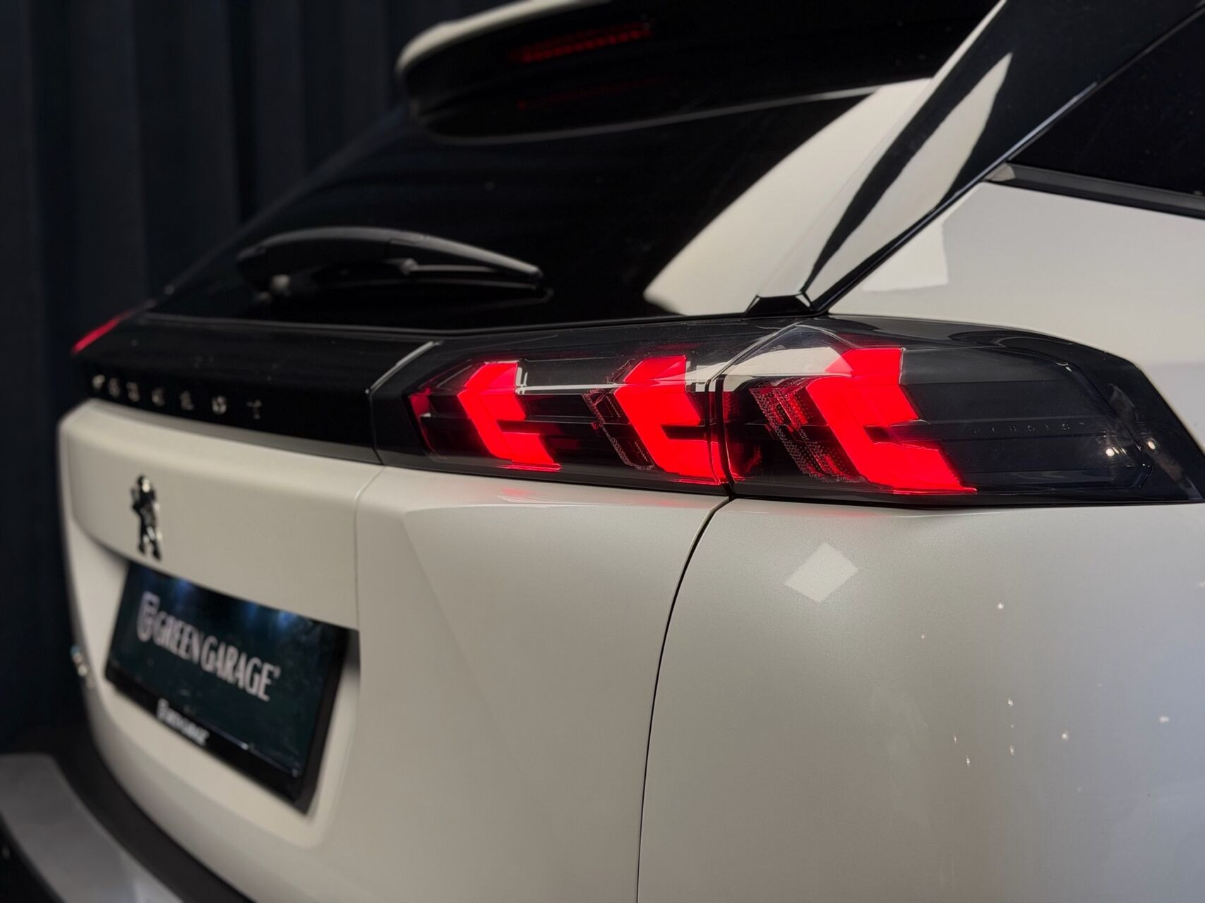 Hvid Peugeot e-2008 fra 2023