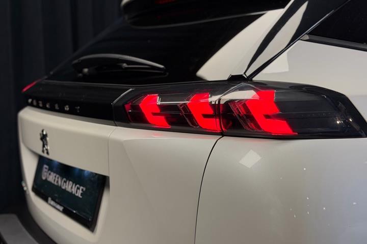 Hvid Peugeot e-2008 fra 2023