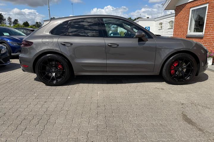 undefined Porsche Macan Turbo fra 2015