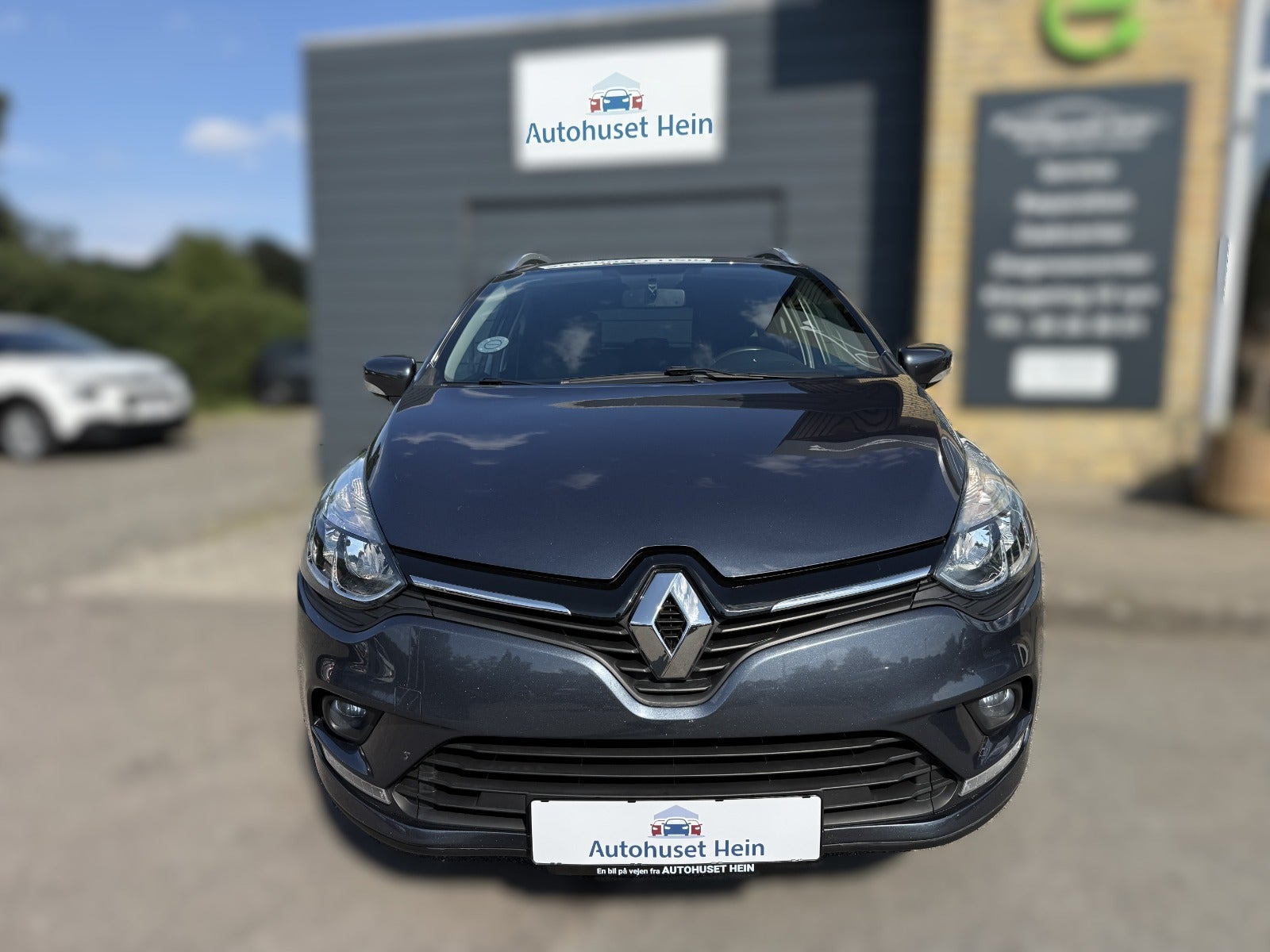 Grå Renault Clio IV fra 2019