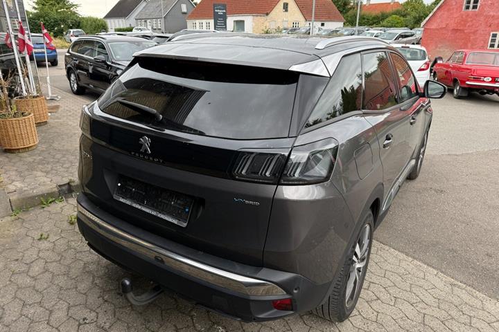Grå Peugeot 3008 fra 2021