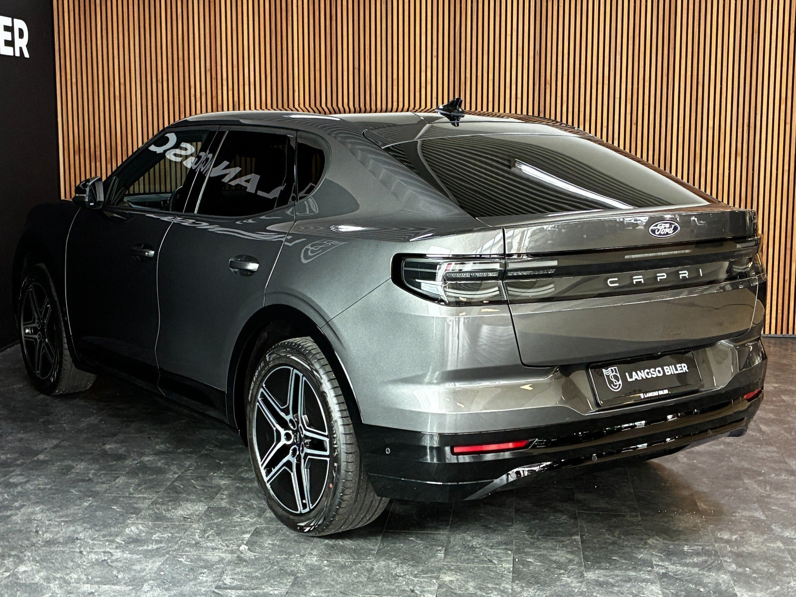 Sort Ford Capri fra 2025