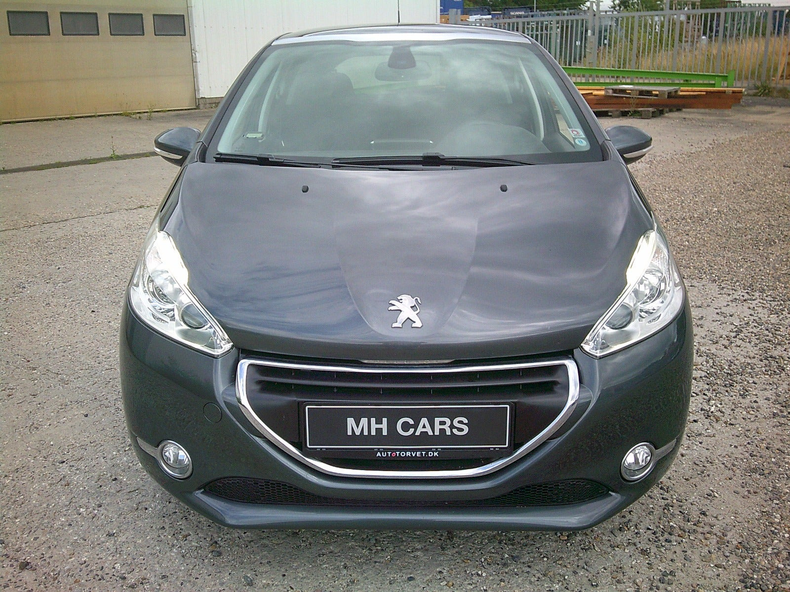 Gul Peugeot 208 fra 2015