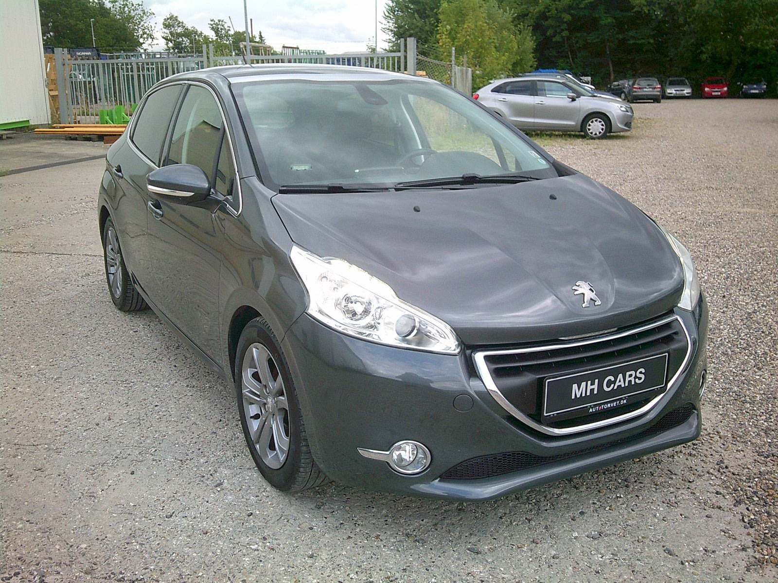 Gul Peugeot 208 fra 2015