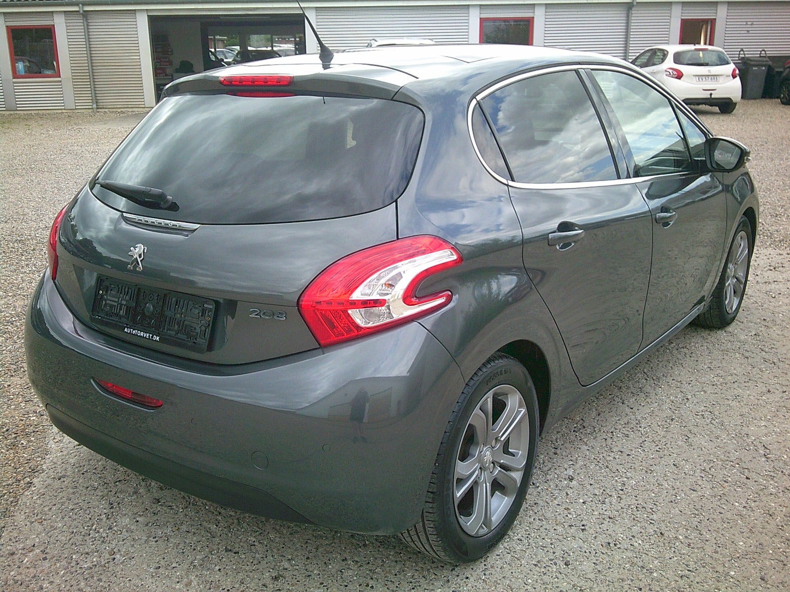 Gul Peugeot 208 fra 2015