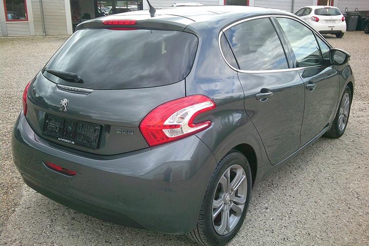 Gul Peugeot 208 fra 2015