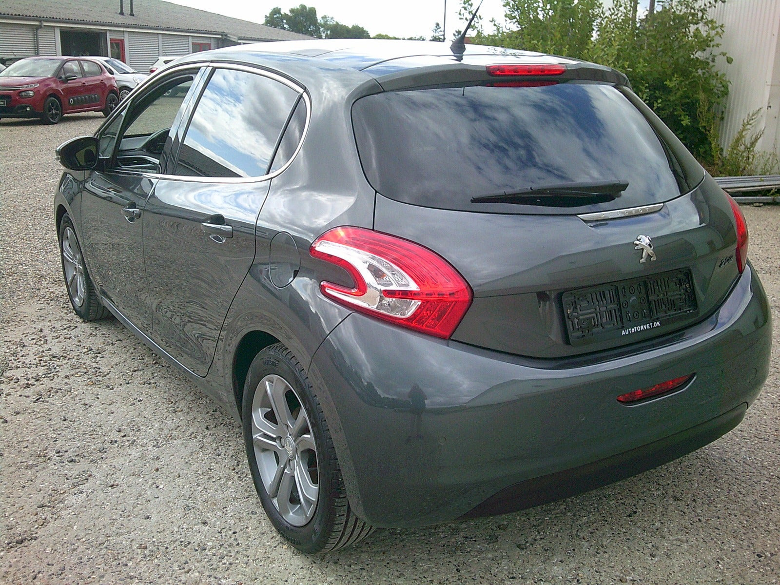 Gul Peugeot 208 fra 2015