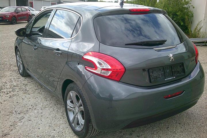 Gul Peugeot 208 fra 2015