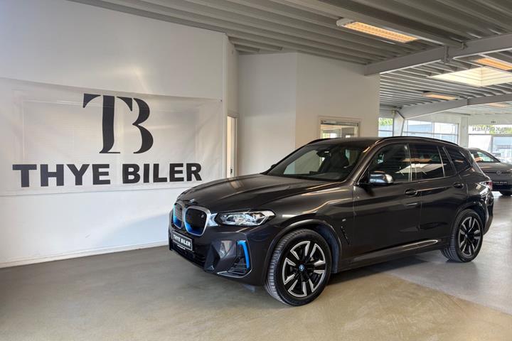 Grå BMW iX3 fra 2023 set udefra