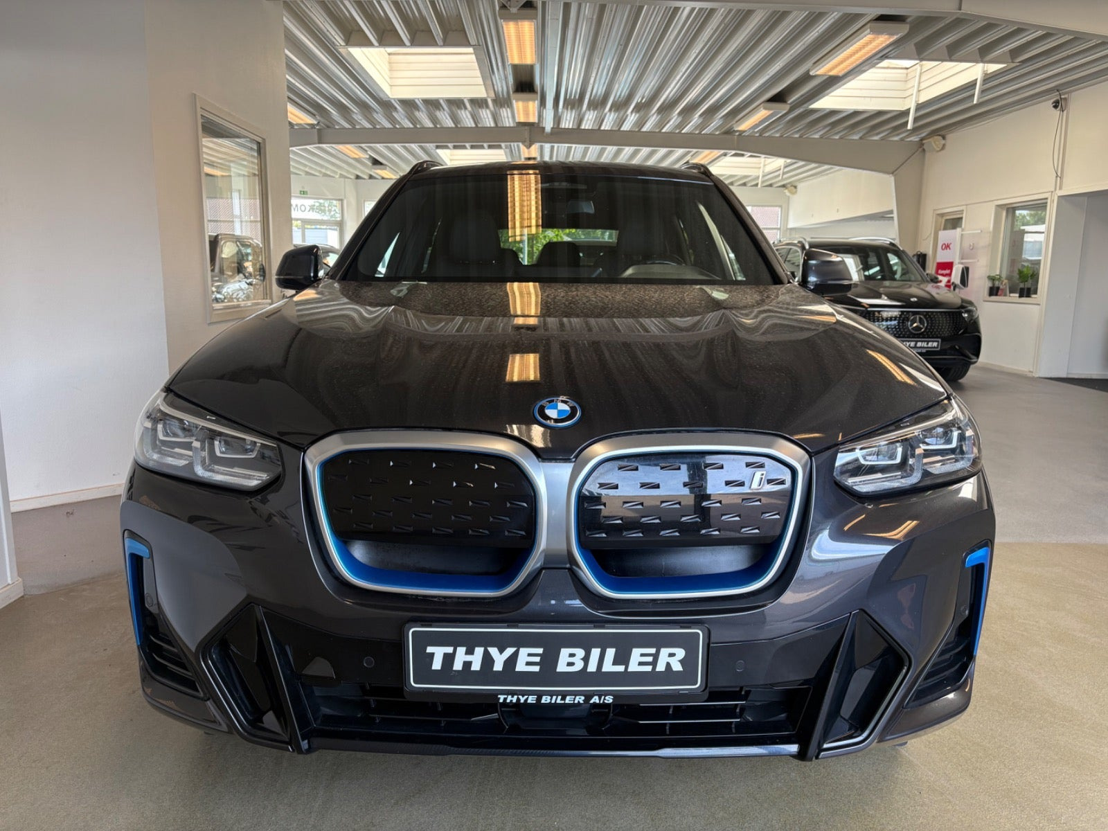 Grå BMW iX3 fra 2023