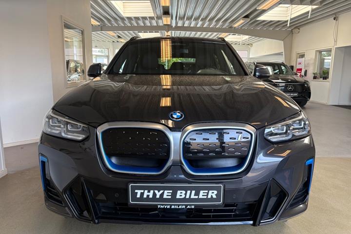 Grå BMW iX3 fra 2023